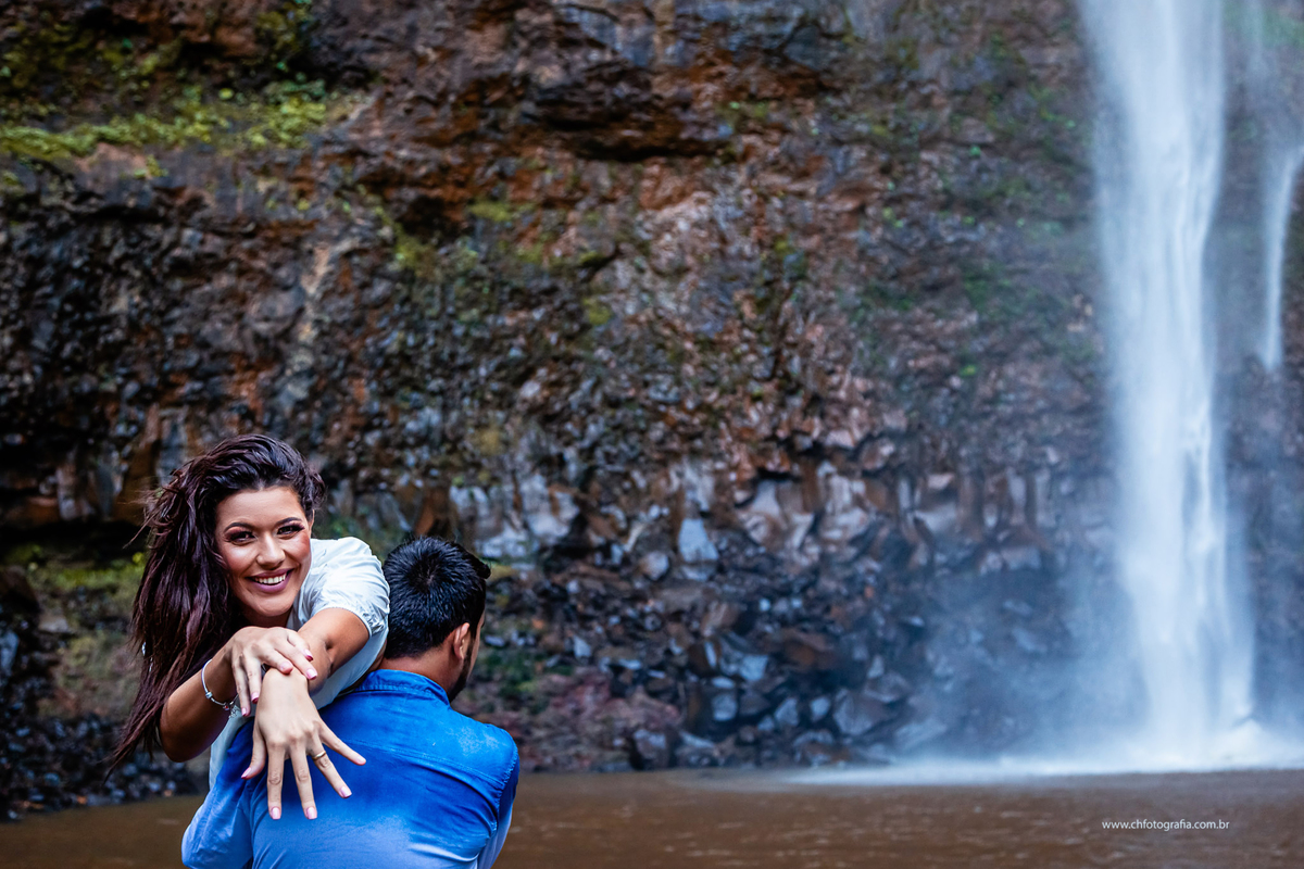 Ensaio de casal  na cachoeira na Fazenda Saltão aliança 