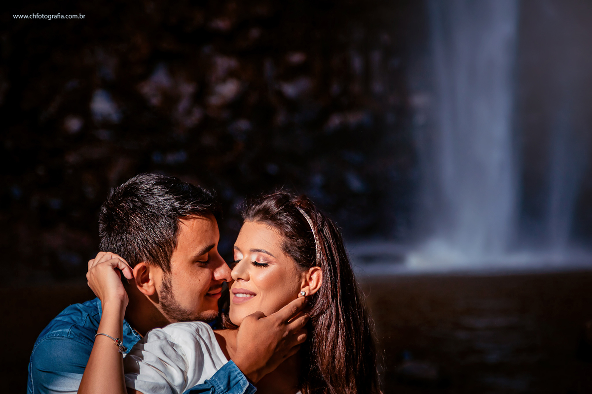 Ensaio de casal  na cachoeira na Fazenda Saltão, pré casamento diferente