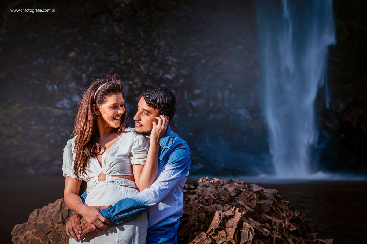 Ensaio de casal  na cachoeira na Fazenda Saltão