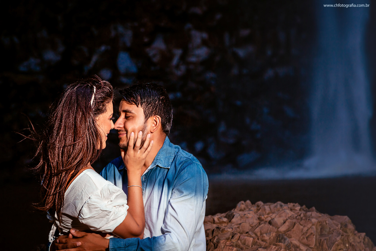 Ensaio de casal  na cachoeira na Fazenda Saltão