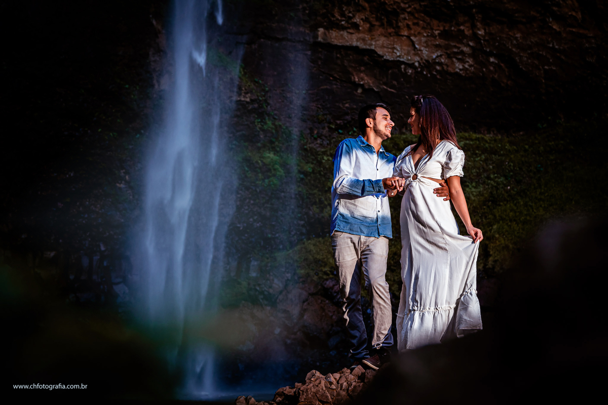 Ensaio de casal  na cachoeira na Fazenda Saltão