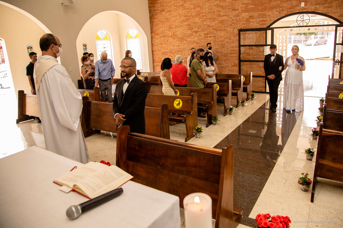 Entrada da noiva noiva na IGREJA RAINHA DA PAZ- 
