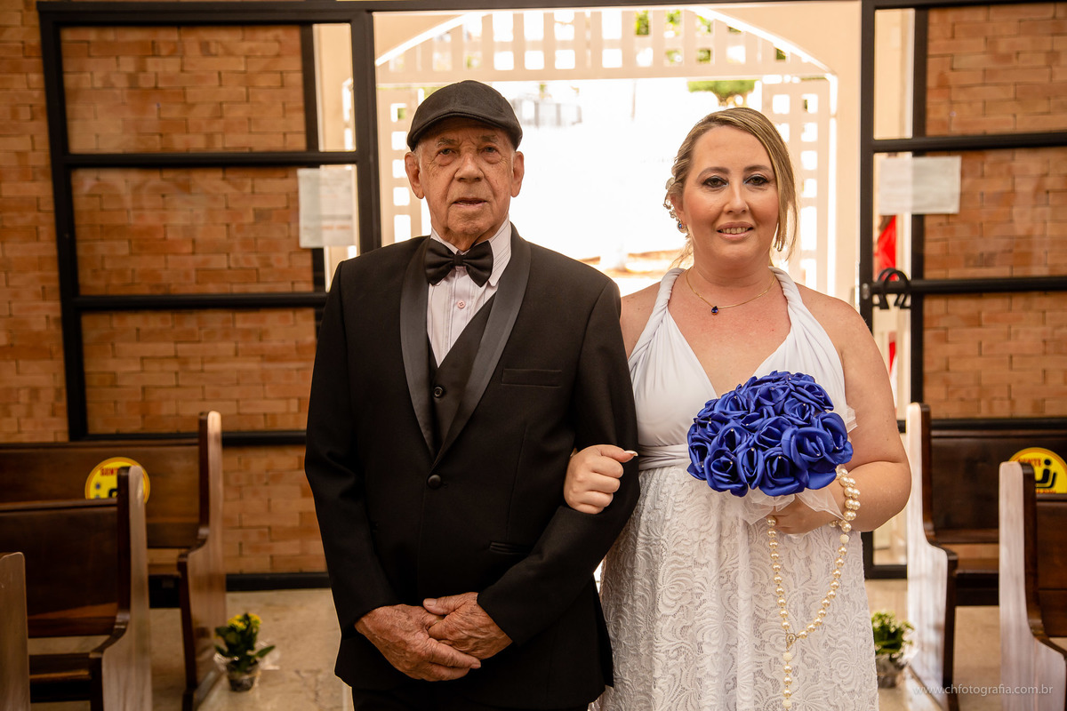 pai da noiva elegante, noiva na IGREJA RAINHA DA PAZ- 