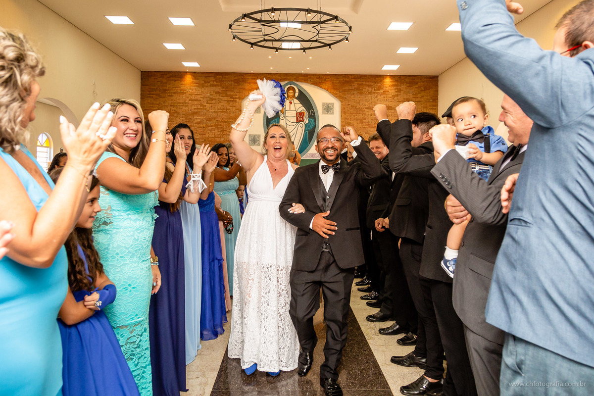 Saída dos noivos na IGREJA RAINHA DA PAZ- 