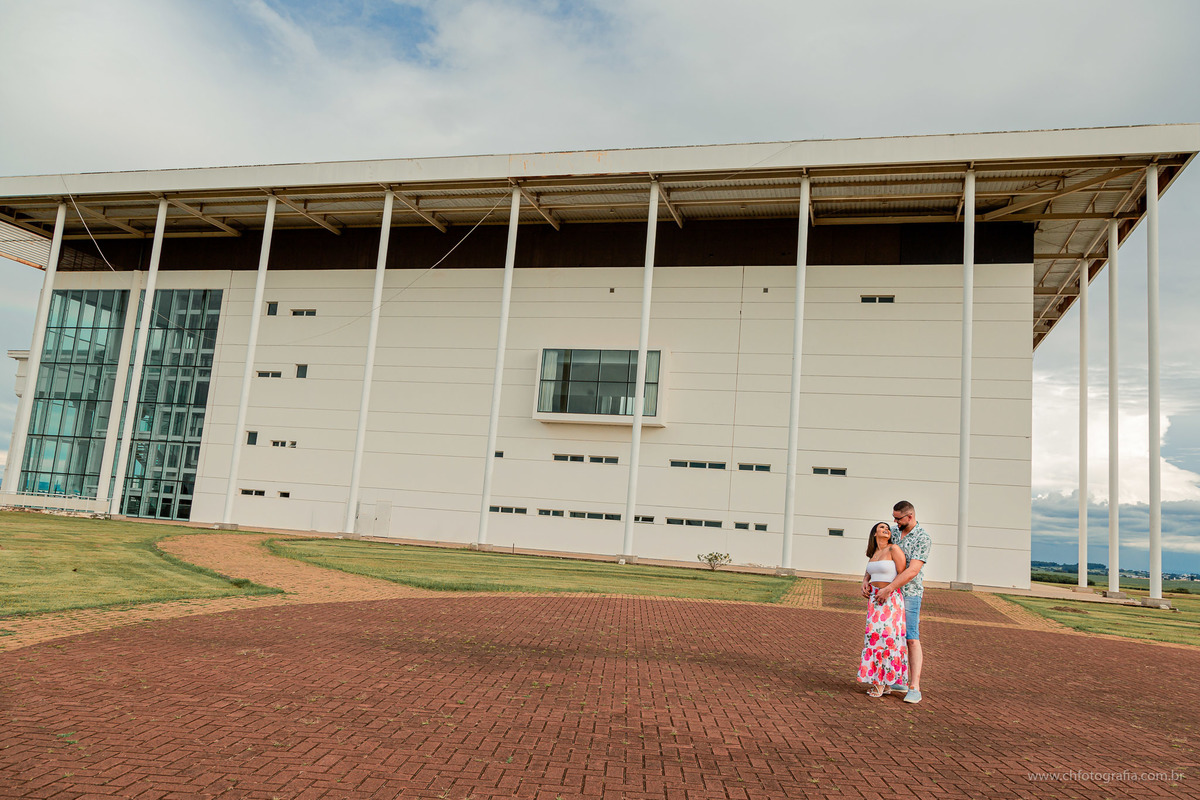 Ensaio de casal em frente aoTeatro Municipal de Paulinha