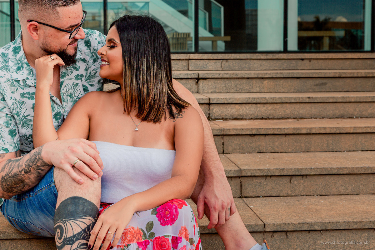 Ensaio romantico de casal na escada do Teatro Municipal de Paulinha