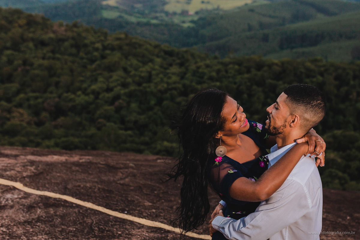 Fotos de casal, fotos de ensaio de casal, fotos de ensaio prewedding, ensaio de casal no Parque Pico Das Cabras, fotos de casal na pedra