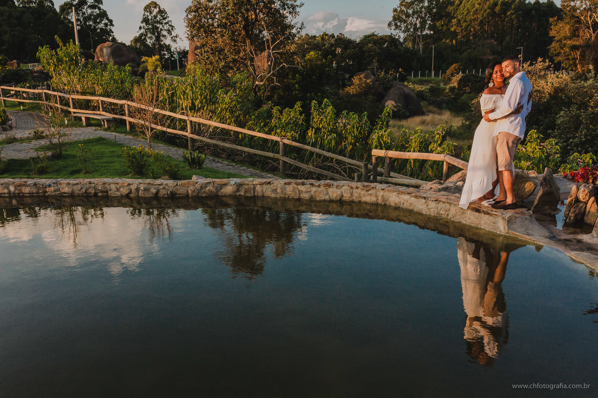 Fotos de casal, fotos de ensaio de casal, fotos de ensaio prewedding, ensaio de casal no Parque Pico Das Cabras, fotos de casal com reflexo