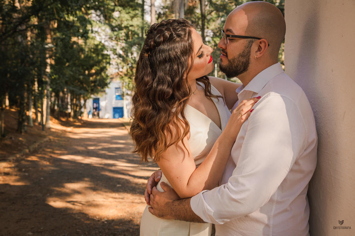 Foto de casal no portal do  parque ecologico em Campinas