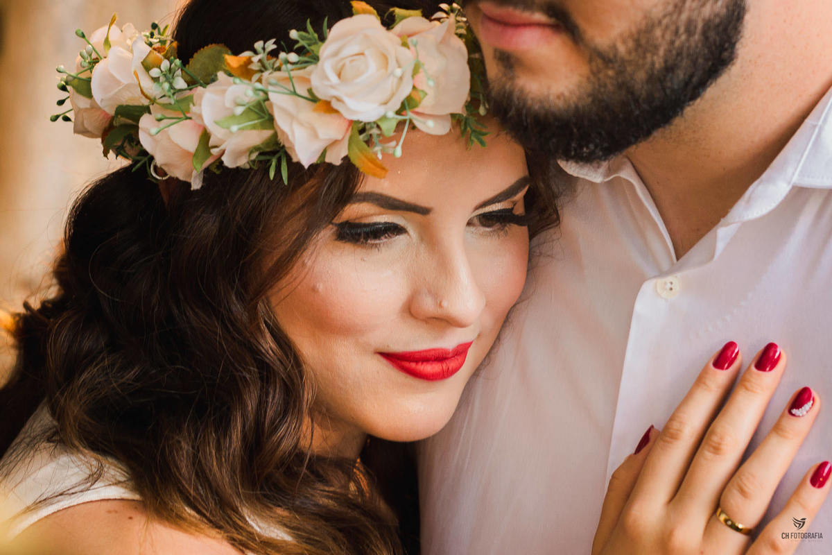 Foto da noiva com coroa de flores no parque ecologico em Campinas
