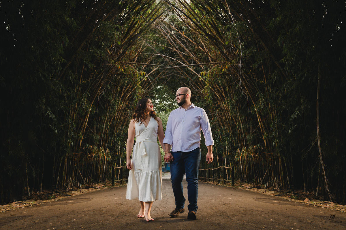 Foto de casal  no nos bambu no parque ecologico em Campinas