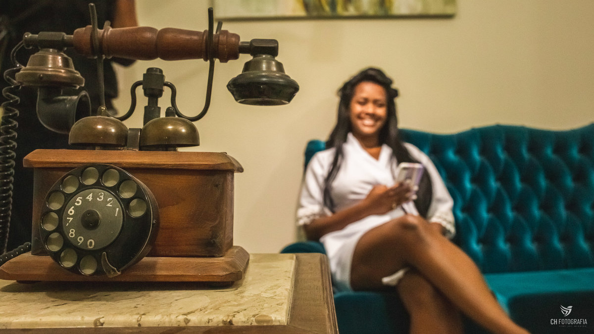 Fotos do making off da noiva com telefone antigo