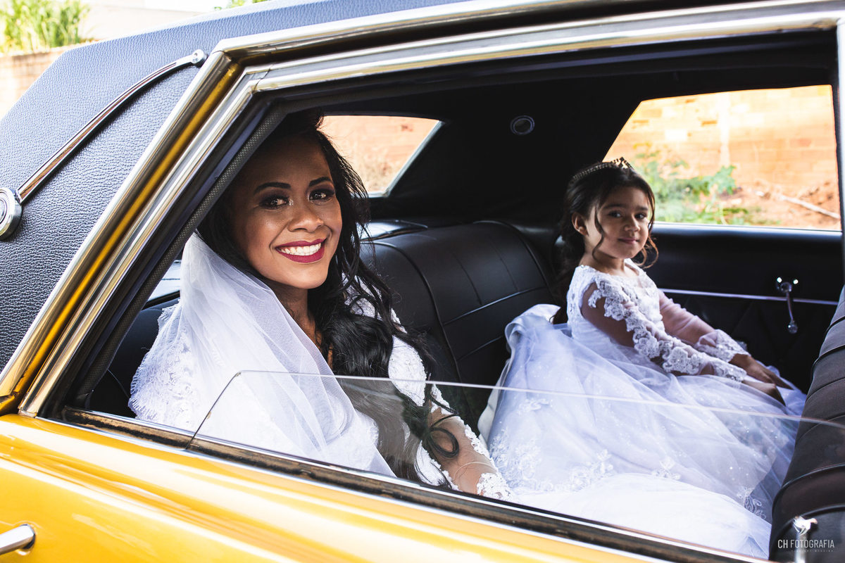 Fotos da noiva dentro do carro com a dama no Buffet Imagem Campestre