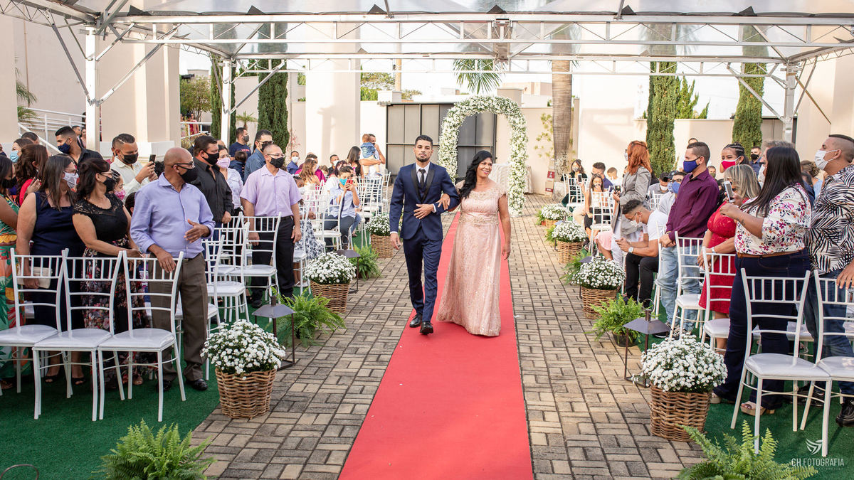 Entrada do noiva com sua mae no Buffet Imagem Campestre