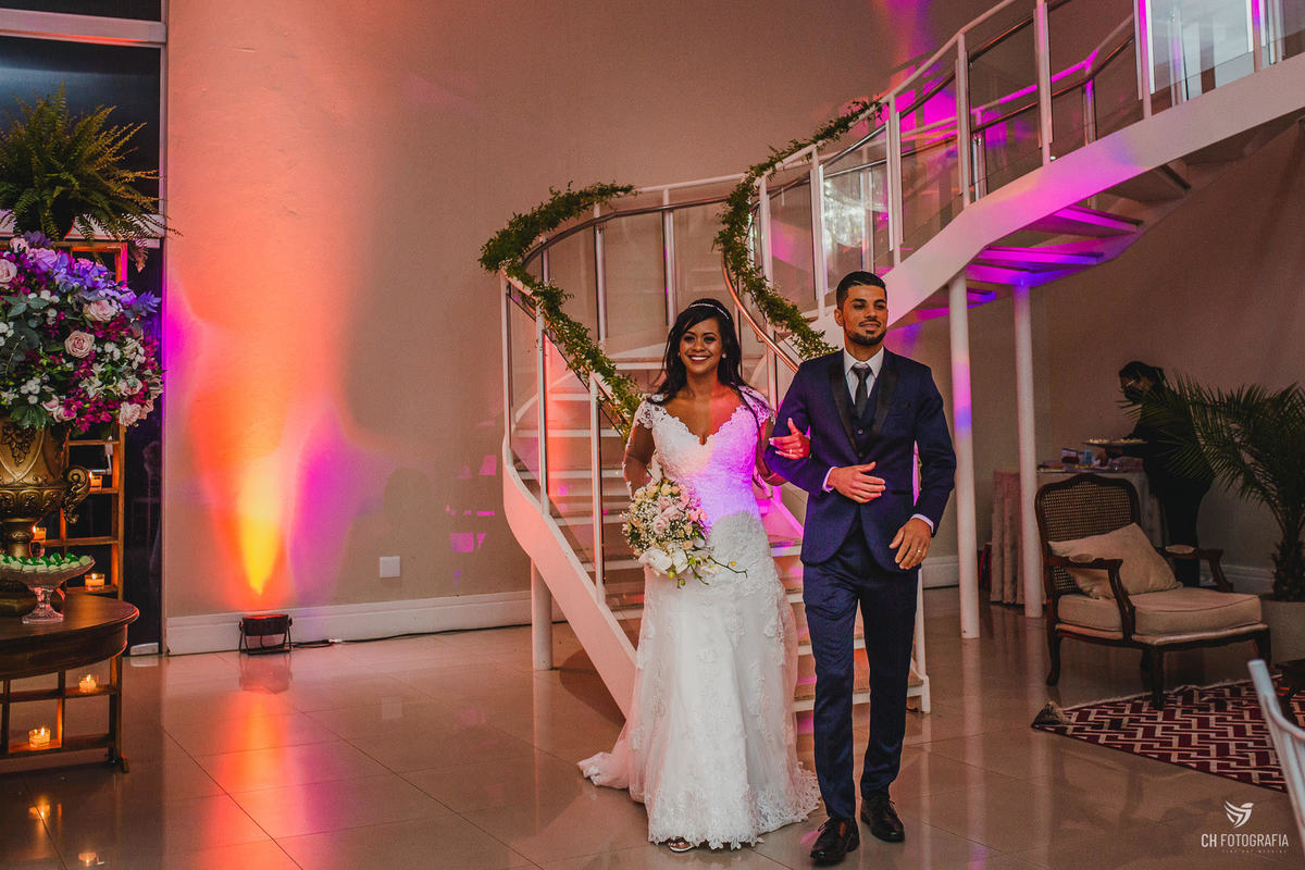 Noivos descendo as escadas no no Buffet Imagem Campestre