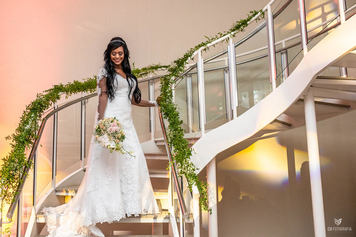Noivos descendo as escadas no no Buffet Imagem Campestre