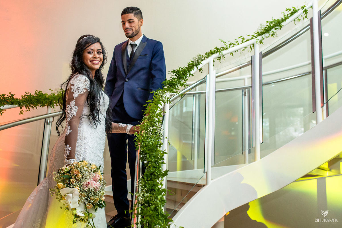 Noivos descendo as escadas no no Buffet Imagem Campestre