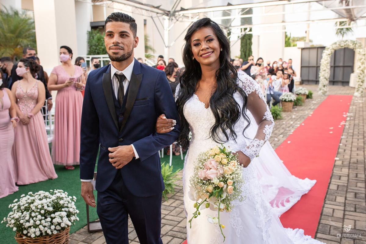 Fotos da Entrada dos noivos no Buffet Imagem Campestre