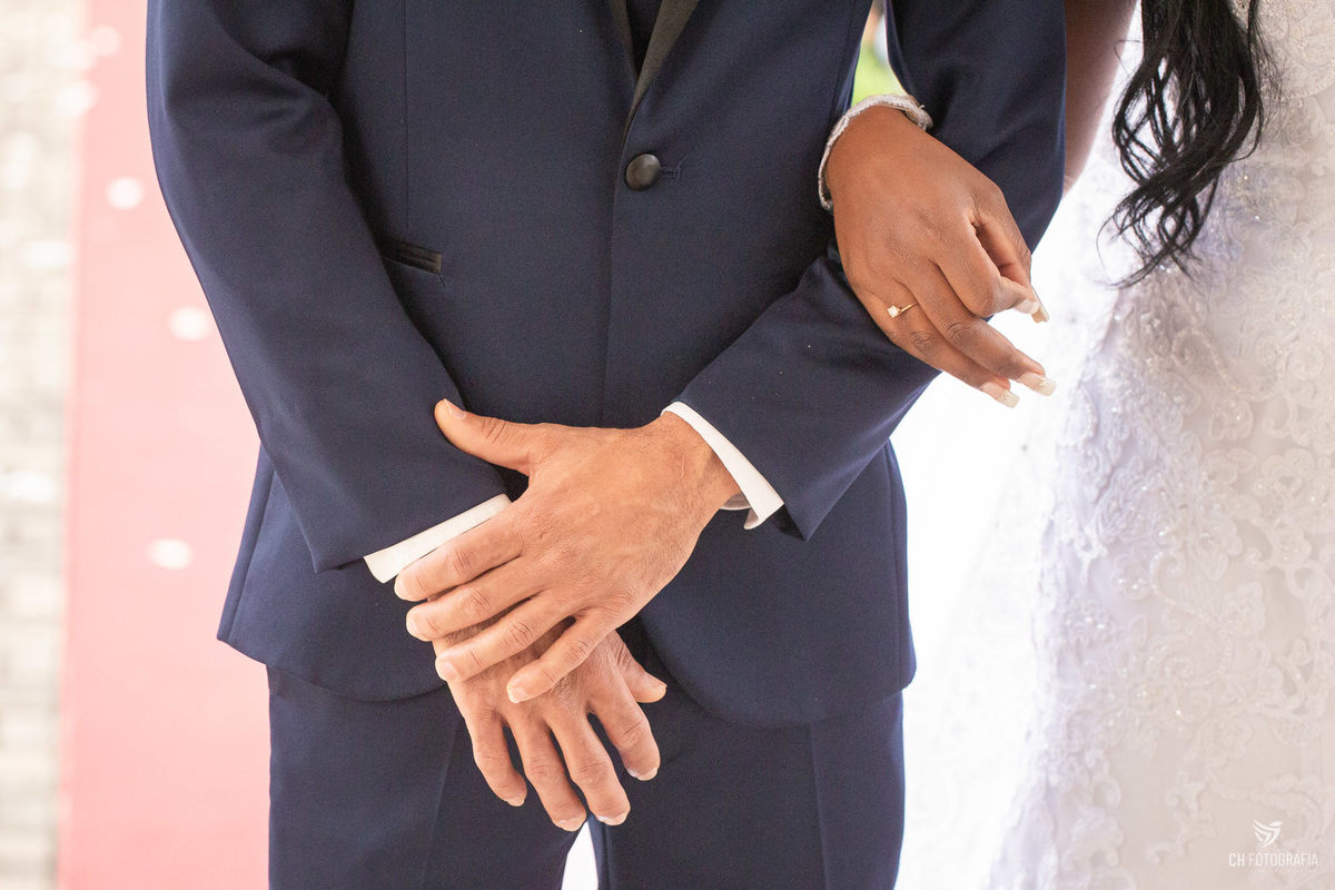 Fotos das maos dos noivos, no Buffet Imagem Campestre