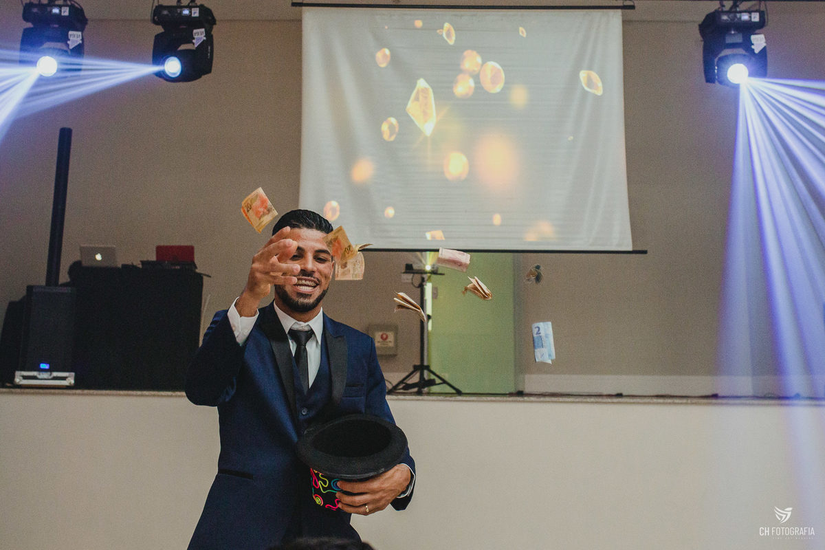 Noivo jogando dinheiro, foto da gravata