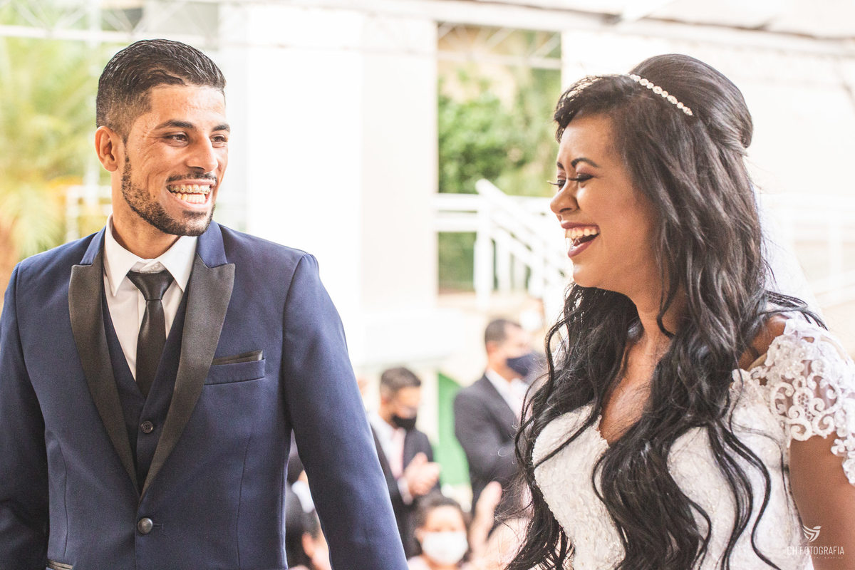 Fotos da noiva sorrindo para o noivo na cerimonia. no Buffet Imagem Campestre