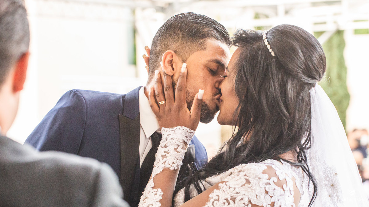 Foto do beijo dos noivos