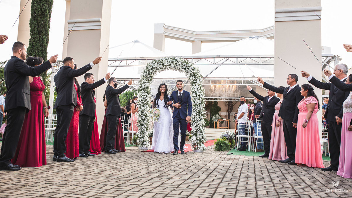 Saída dos noivos no Buffet Imagem Campestre