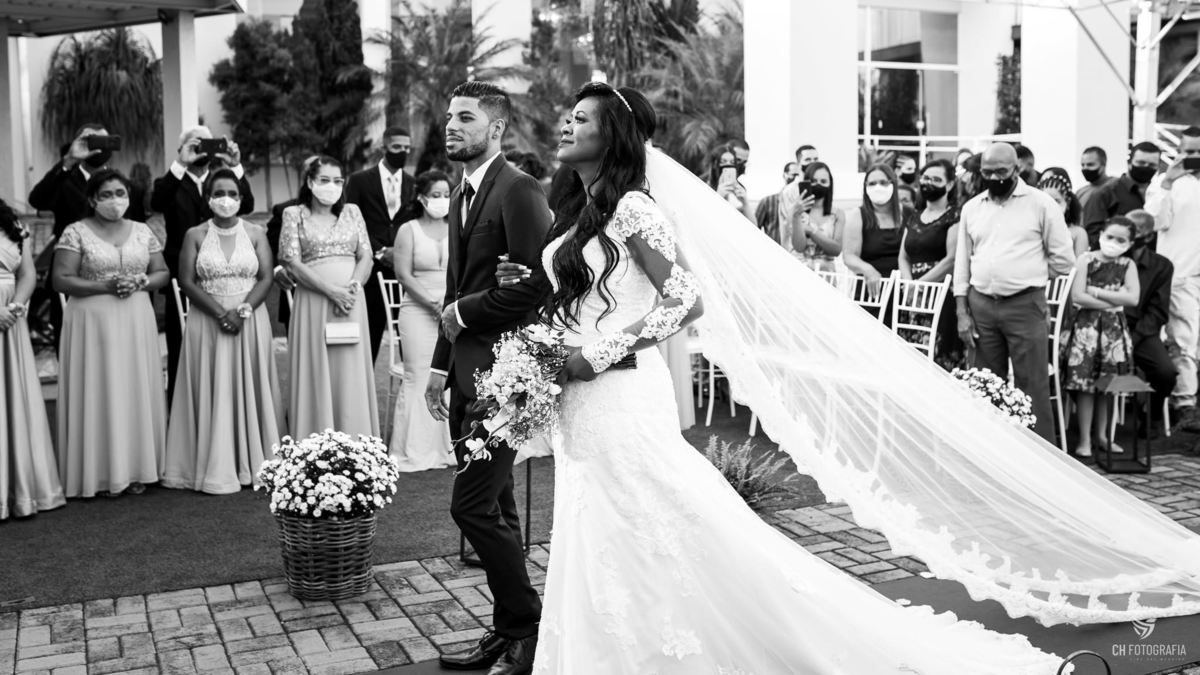 Fotos da Entrada dos noivos no Buffet Imagem Campestr, fotos da noiva chorando na entrada