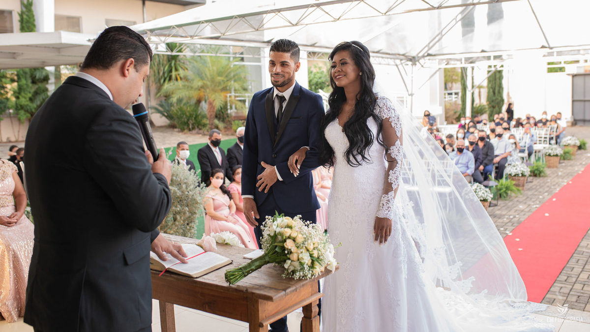 Fotos da Entrada dos noivos no Buffet Imagem Campestre