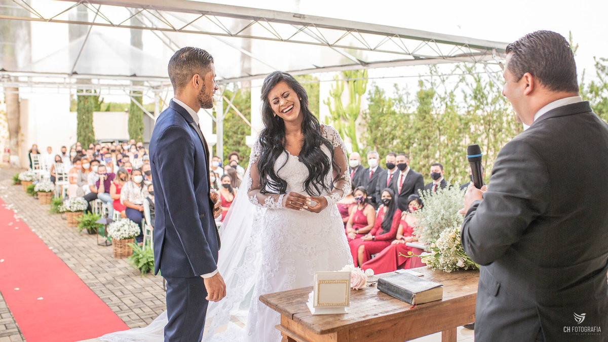 Fotos da noiva sorrindo para o noivo na cerimonia. no Buffet Imagem Campestre