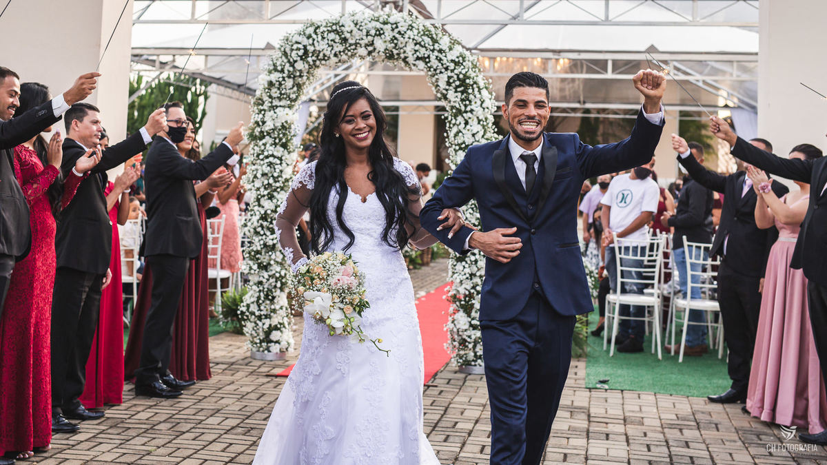 Saída dos noivos no Buffet Imagem Campestre