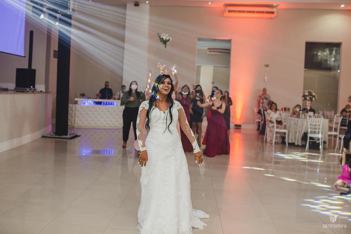 Noiva jogando o buque no Buffet Imagem Campestre