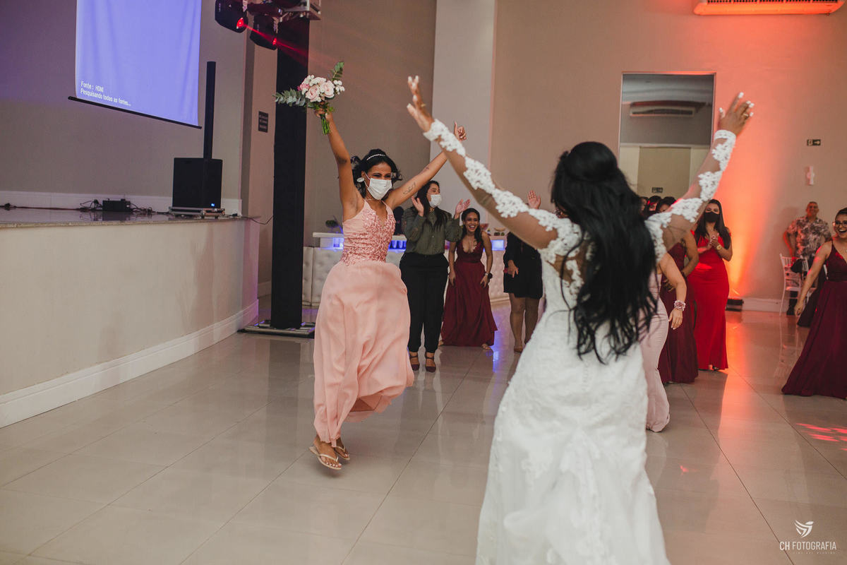 Noiva jogando o buque no Buffet Imagem Campestre