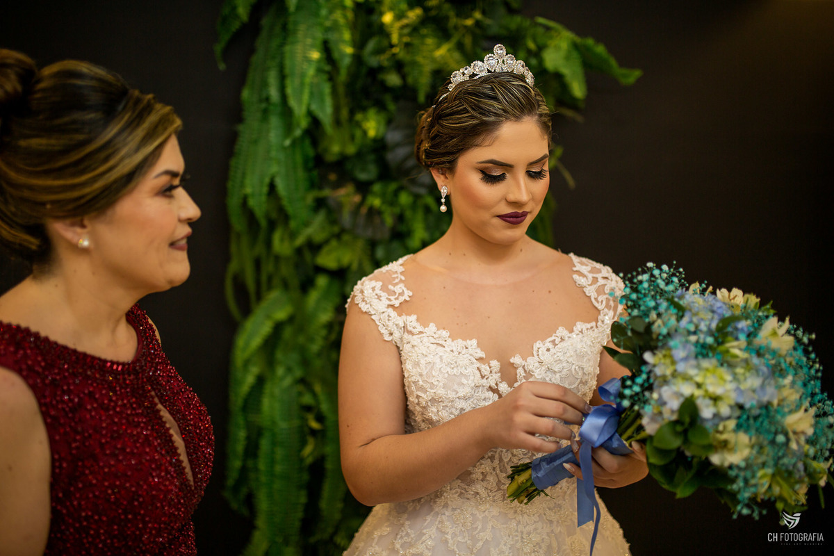 Making off da noiva no Ateliê Fernanda Moraes, noiva com buque, foto da mae com a noiva