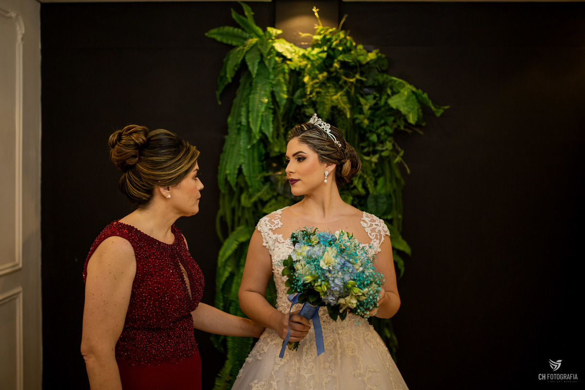 Making off da noiva no Ateliê Fernanda Moraes, noiva com buque, foto da mae com a noiva