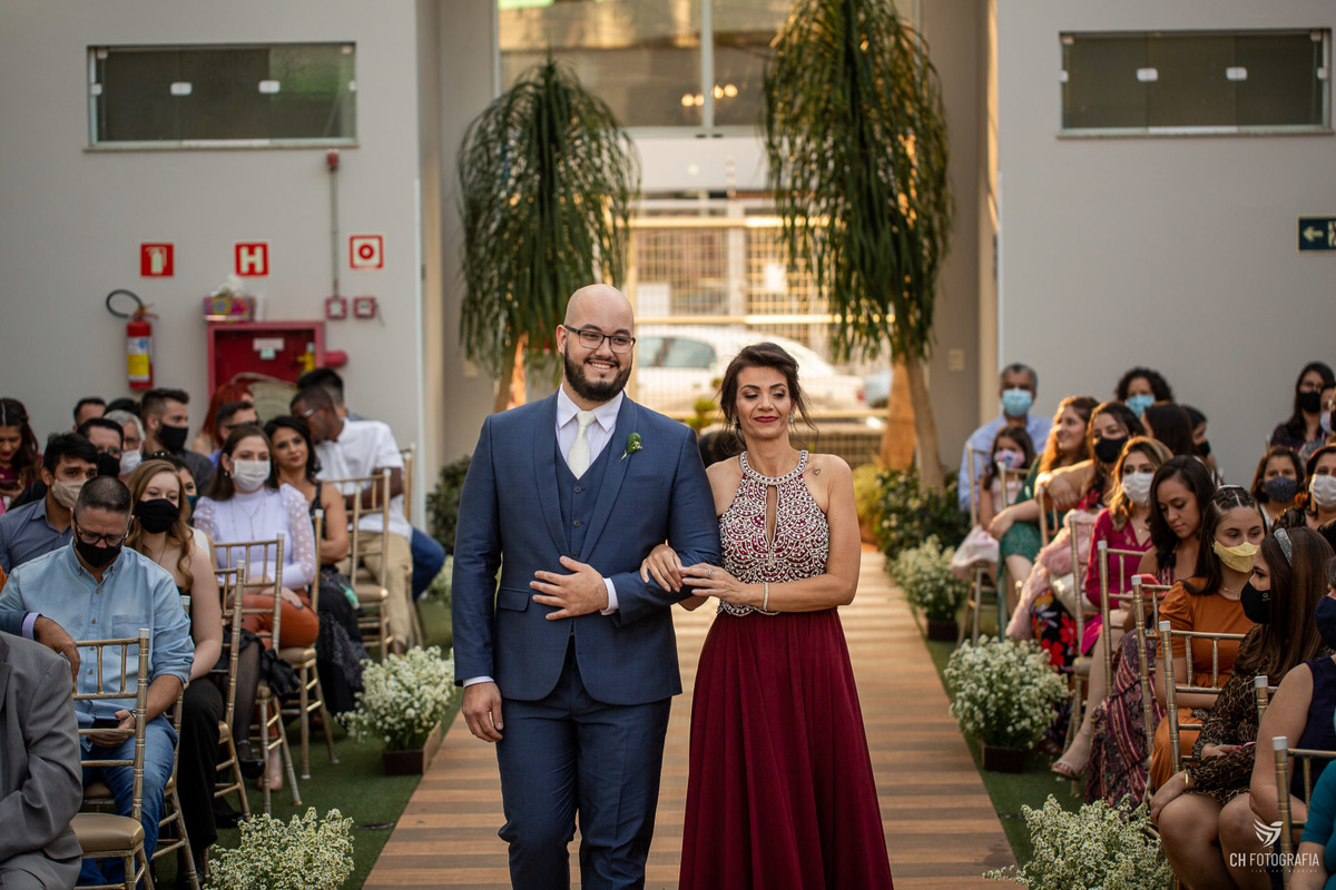 Entrada do noivo no Le Partie Comemorações