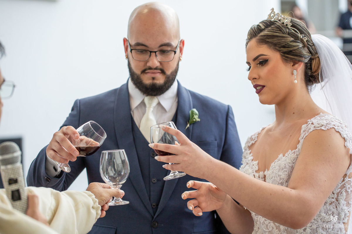 Foto dos noivos taça de vinho no Le Partie Comemorações