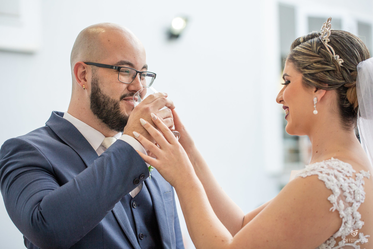 Foto dos noivos taça de vinho no Le Partie Comemorações