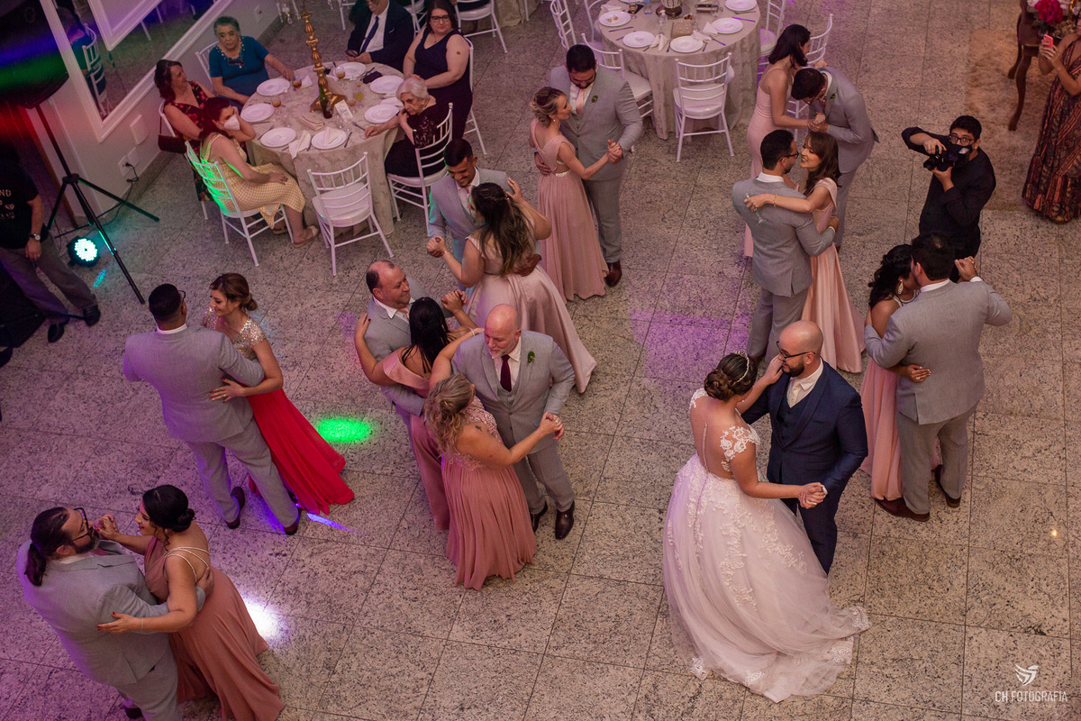 Dança da valsa dos noivos no Le Partie Comemorações