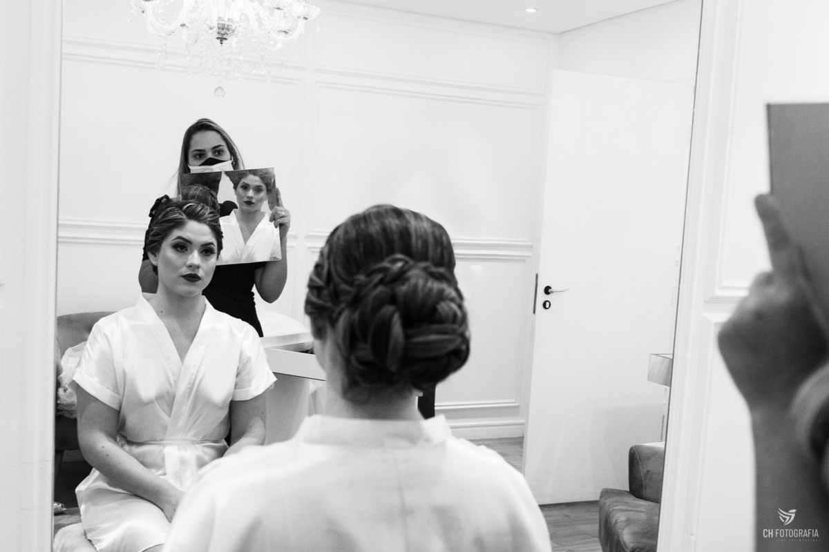 Making off da noiva no Ateliê Fernanda Moraes, noiva se olhando no espelho