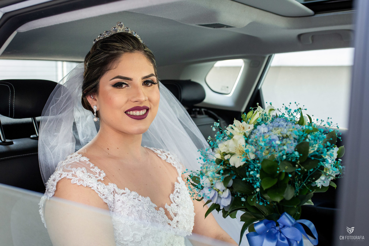 Foto da noiva no carro no Le Partie Comemorações