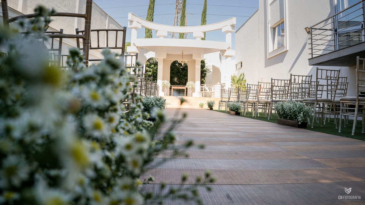 Decoração da cerimonia de casamento do Le Partie Comemorações