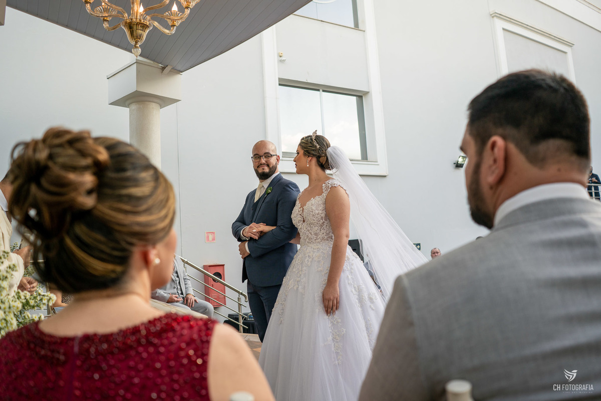 Fotos dos noivos se olhando na cerimonia  Le Partie Comemorações