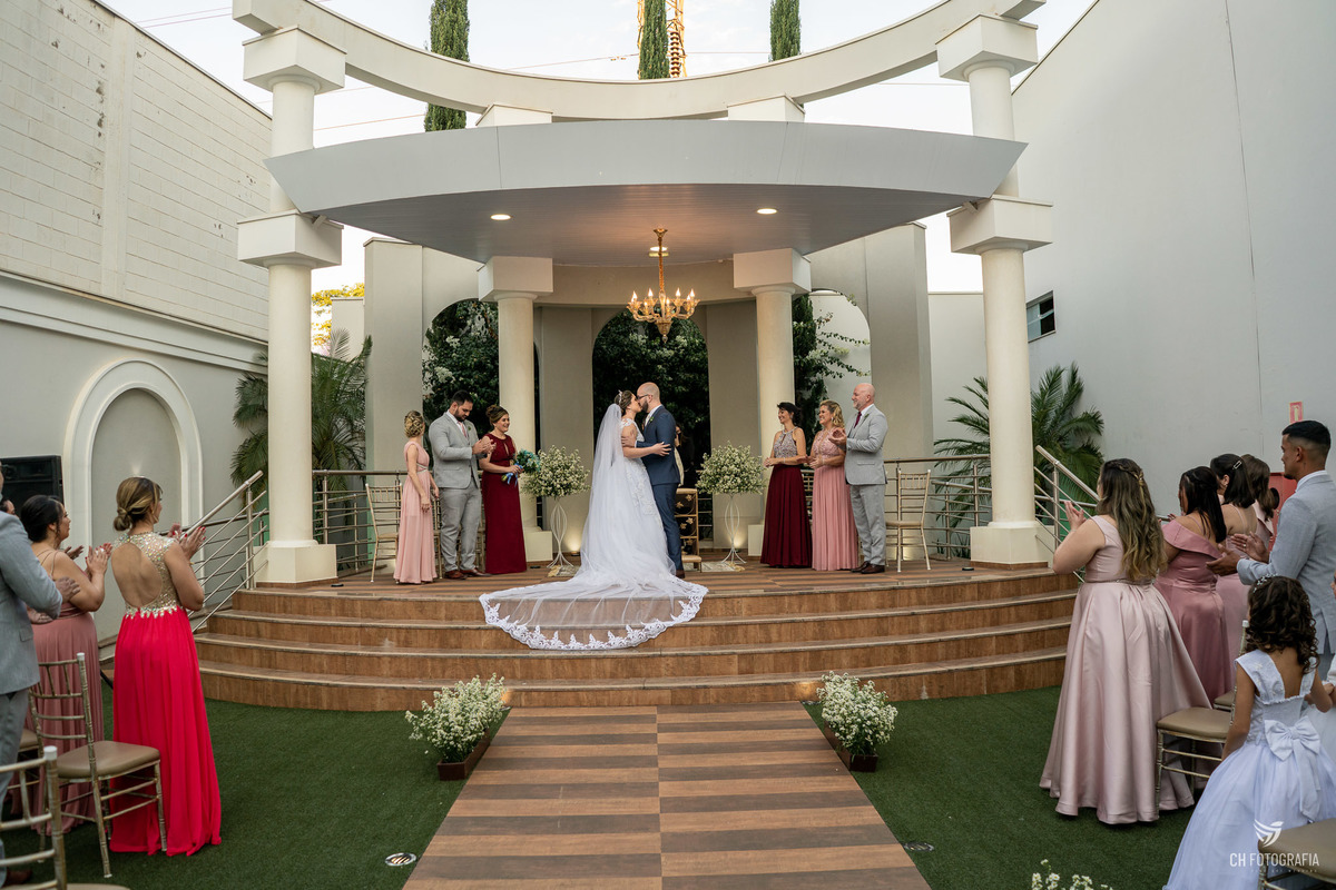 foto na Hora do beijo, Foto dos noivos taça de vinho no Le Partie Comemorações