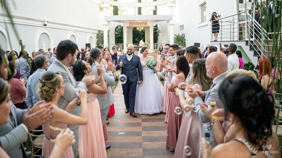 Fotos de noiva feliz ao sair da cerimoniano Le Partie Comemorações