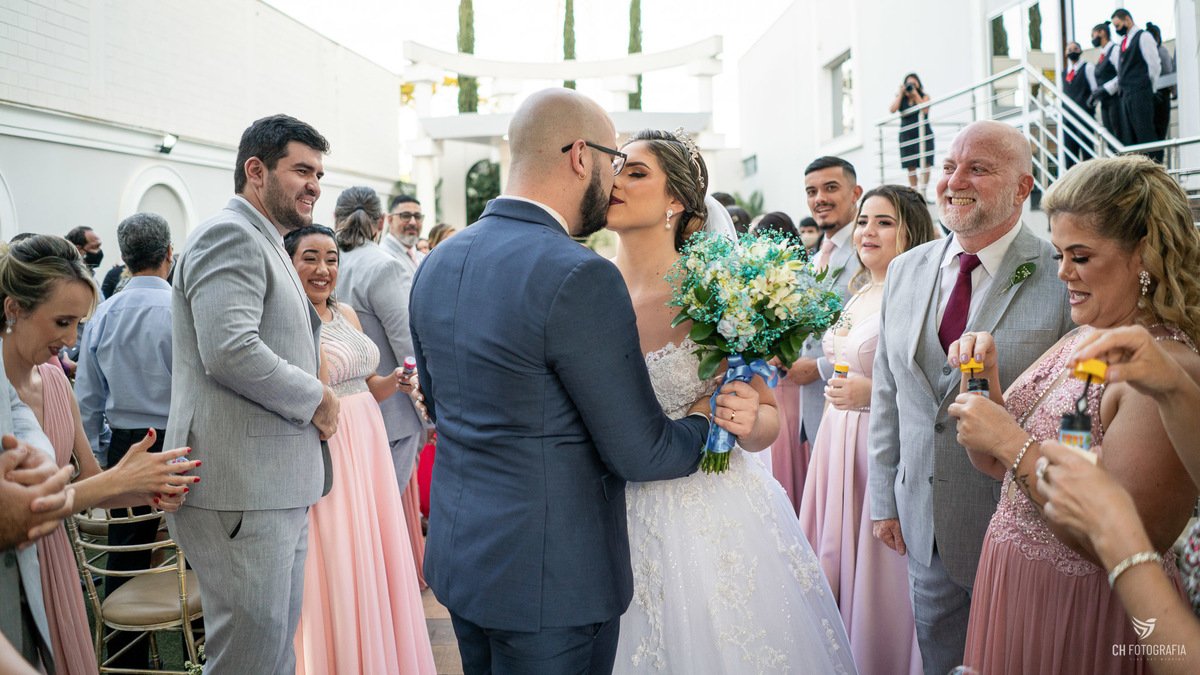 Fotos dos noivos se beijando apos cerimonia no Fotos de noiva feliz ao sair da cerimoniano Le Partie Comemorações