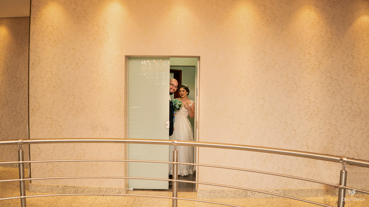 Entrada dos noivos no salão do Le Partie Comemorações