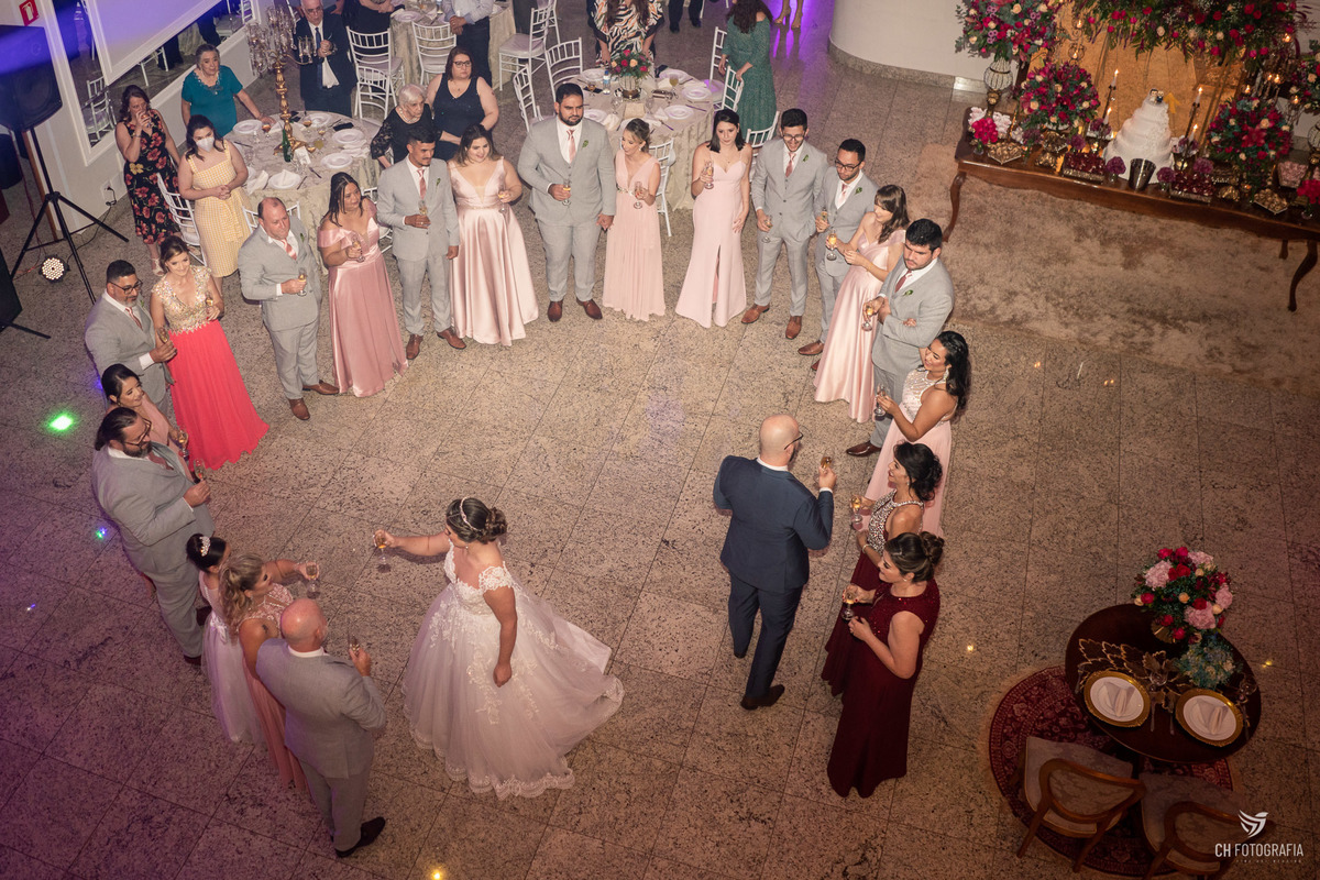 Fotos dos noivos cumprimentando os padrinhos no Le Partie Comemorações