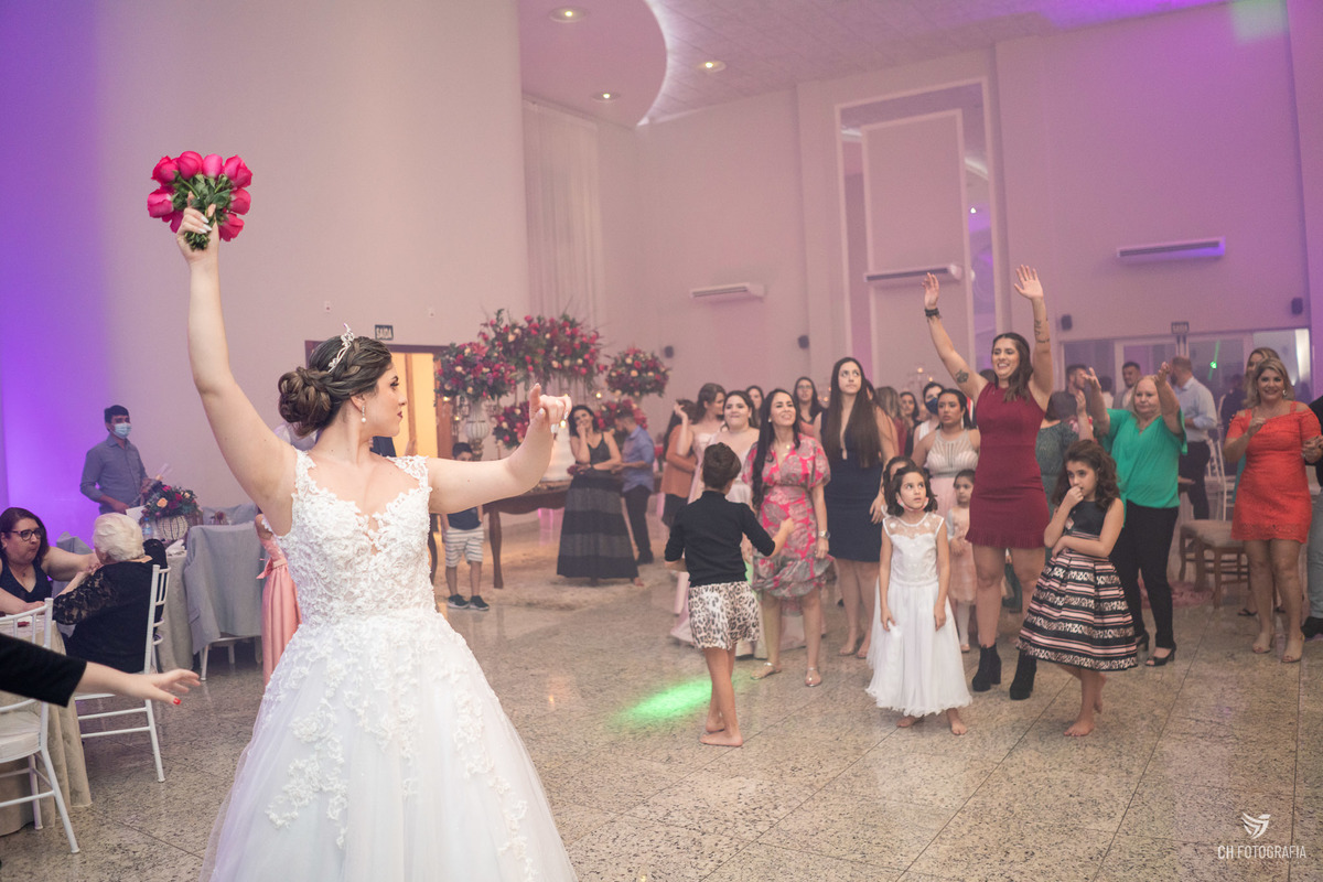 Noiva jogando o buque no Le Partie Comemorações