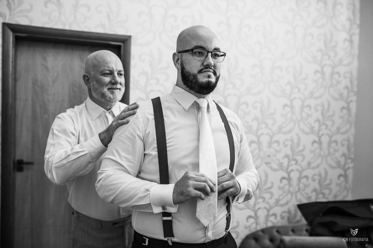 Making off do noivo, foto do noivo com o pai no Le Partie Comemorações